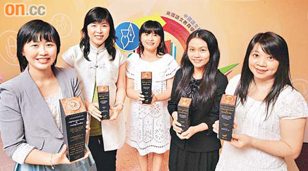 （由左至右）蔡子文、梁詩韻、雲毅廷、鍾君玲及楊燕萍昨獲獎後介紹如何帶學生「西遊」以增強寫作及思考能力。	（羅錦鴻攝）