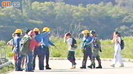 迷途的青年由直升機救起送至安全地點。	（有線畫面）