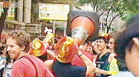 有外籍球迷以雪糕筒充當vuvuzela。	（有線電視畫面）