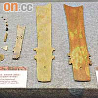 南丫島大灣遺址曾發現牙璋及串飾，是中原夏商間文化登陸香江的證據。