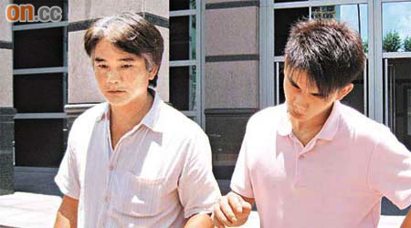 一度搶警槍的被告鄒浩賢（右），昨認襲警罪後，由父親陪同離開。