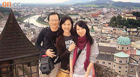 甘乃威夫婦（左一、二）舊年暑假同女兒結伴旅遊歐洲嘅情景，未來一年都難復見。	（資料圖片）