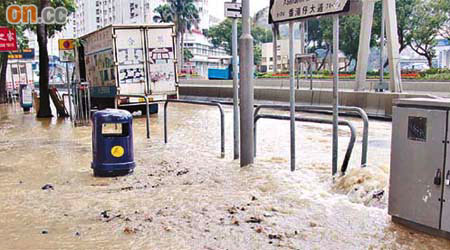 今年三月初爆水管時，香港仔大道頓成澤國。