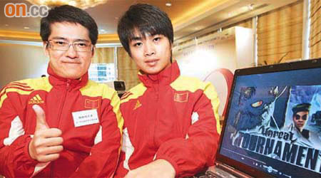 楊樹超（左）及李曉峰（右）都曾被家人反對投身電子競技行業。	（何天成攝）