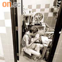 九年前，嚴伯曾在深水埗一公廁內工作，照片中見他在惡劣環境下用膳。	（社區組織協會提供圖片）