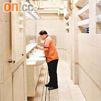 今日在砵蘭街公廁任清潔工的唐先生，時薪亦僅廿二元。	（韓耀庭攝）