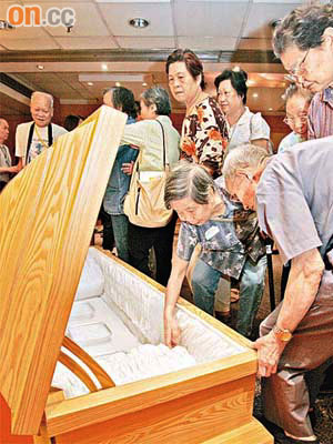 團體批評香港的生命教育落後於人，令港人抗拒談論善終及殮葬問題。