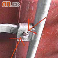 拆把手保封條示意圖<br>匪徒以純熟手法弄破門柄一邊的螺絲，將把手鬆脫。
