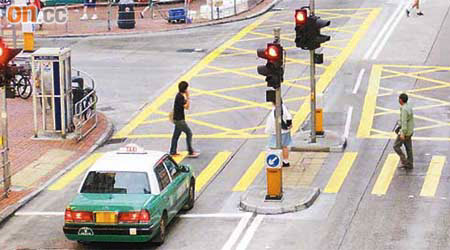 鄺俊宇指自屏信街加設過路燈後，接獲不少居民反映衝燈問題。