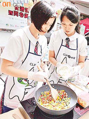 學生在食譜設計比賽中示範低碳煮食。	（高嘉業攝）