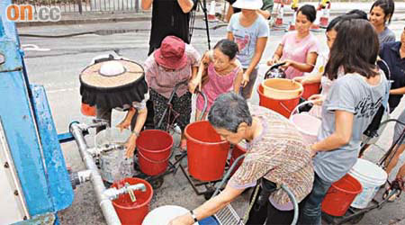 村民出動水桶、水煲裝水回家應急。	（李豪杰攝）