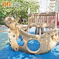 被告在黃大仙上邨公園的船形遊戲設施處虐畜。	（高嘉業攝）