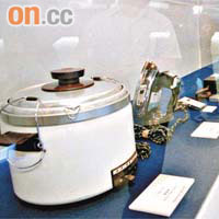 信興集團以電飯煲起家，在五十周年紀念時，展出代理的第一代電飯煲。