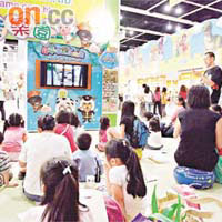 書展內兒童售書區設有兒童樂園供小朋友看書及玩遊戲。