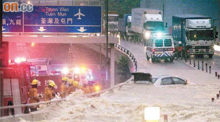 和宜合道天橋在大雨中出現浪湧，淹沒私家車。	（蔡楚華攝）