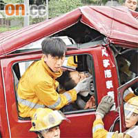 消防員拯救被夾住的拖車司機。	（周亮恒攝）