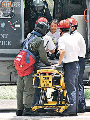 行山受傷的婦人由政府飛行服務隊直升機救起送院。	（黃君堡攝）