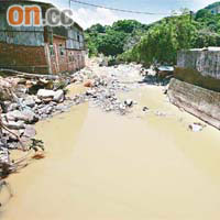 沙埔仔村河道的石頭和垃圾仍未清理完畢。