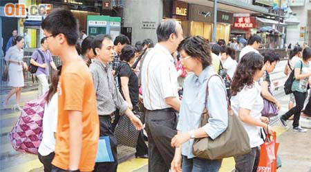 本港多個行業均有收集市民個人資料，私隱隨時有被轉移第三者的危機。	（何天成攝）