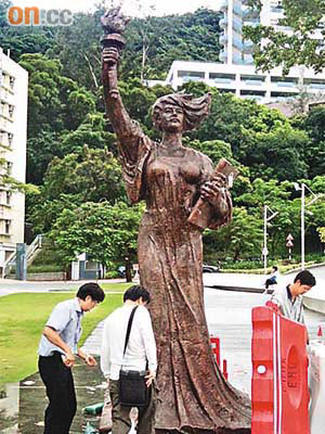 中大校友集資為新民主女神像進行鞏固工程。