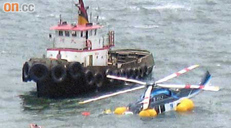 七月三日直升機發生意外後在海面載浮載沉。