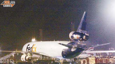 遭雷電擊中的貨機昨晚緊急降落在赤鱲角機場。	（周亮恒攝）