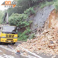 坑口道山泥傾瀉沙石阻路。	（李健瑜攝）