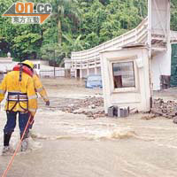 碧沙路地盤看更亭被洪水沖毀。