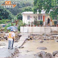 工程人員視察沙埔仔村河道，以防洪水再襲。	（翁火攝）