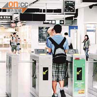 港鐵職員「點錯相」屈乘客少付車資事件，發生於香港站內。	（鍾麗珊攝）