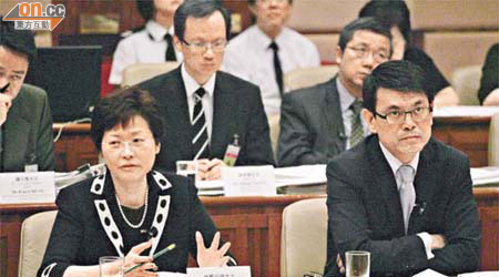 林鄭月娥（左）及邱騰華（右）出席立法會聯席會議，商討大浪西灣個案。	（高嘉業攝）