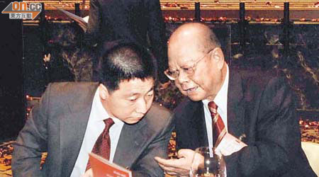曾憲梓（右）設立嘅載人太空基金一直對中國航天員支持有加，楊利偉都有受惠。
