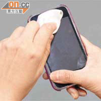 專家建議，使用者應定期清潔手機。