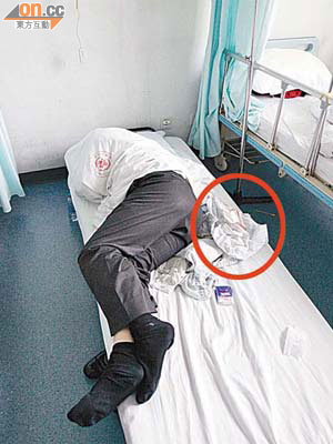杜振峰醫生病床上的衣物染有疑似血漬（圓圈示）。	（劉志城攝）