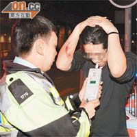 肇事房車司機涉酒後駕駛被捕。