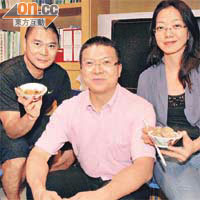 鄧達智（左）、余漢坤（中）、劉玉蓮齊齊出席米埔基圍蝦收成聚會。
