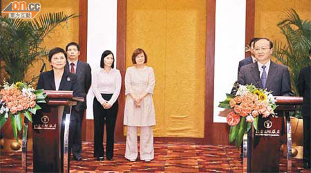 劉吳惠蘭（左）與國家旅遊局局長邵琪偉（右）會面，同意合作加強規範業界。