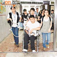 台灣榮總<br>蔡氏夫婦在下午一時陪伴茵茵進入榮民總醫院。	（本報記者台北傳真）