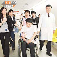 茵茵主診醫生宋文舉（右）與兒科醫生楊佳鳳（左）帶引前往兒科加護病房。