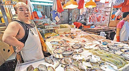 魚檔檔主何先生指，海魚售價較休漁期時略平。（袁志豪攝）