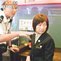 遭劫匪持槍指嚇的姓陳女主任協助警方調查。