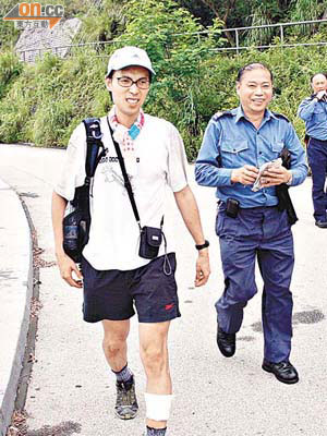 行山迷途男子腳部受傷，由消防員救落山。	（蔡高華攝）