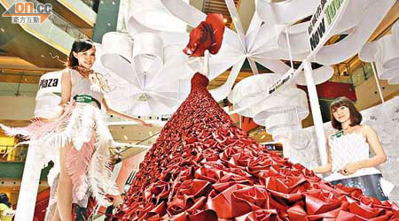 Zoe Bradley設計出一款由三千多朵紙摺玫瑰製作而成的時裝。