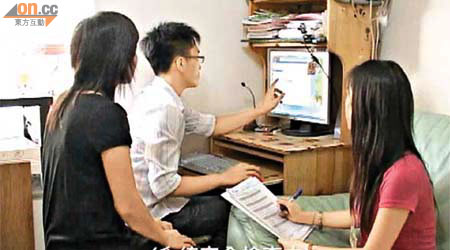 互聯網大使家訪，教人安全用電腦。