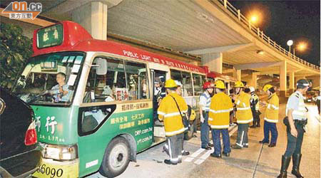 消防員在五車相撞現傷處理傷者。	（蘇仲賢攝）