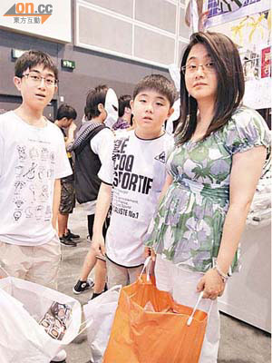 譚太與兩名兒子入場掃貨，預計花費七、八千元。