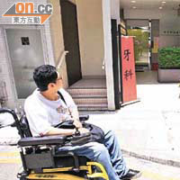 殘疾人士被迫在車路行走，不時與私家車擦身而過，如遇上大貨車更要左閃右避。