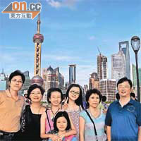 陳淑君（右三）與父母（右）和吳氏一家（左）上月在上海見面。	（陳淑君提供圖片）