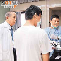 榮總副院長李壽東（左）非常關心茵茵病況，昨早特別到病房聽取主診醫生宋文舉（右）匯報手術結果。	（本報記者台北圖片）
