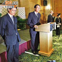 暫委行政總裁鄧智輝（右）指出，上任後首要工作是重建市民對八達通的信心。左為非執行主席梁國權。	（蘇文傑攝）